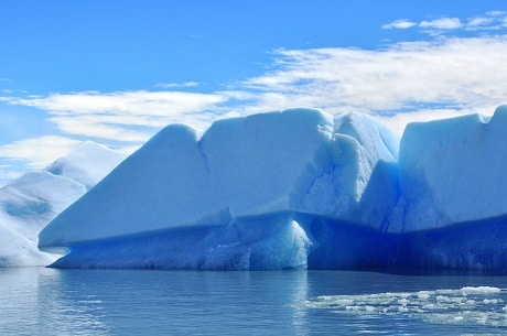 Isberg släpper från land